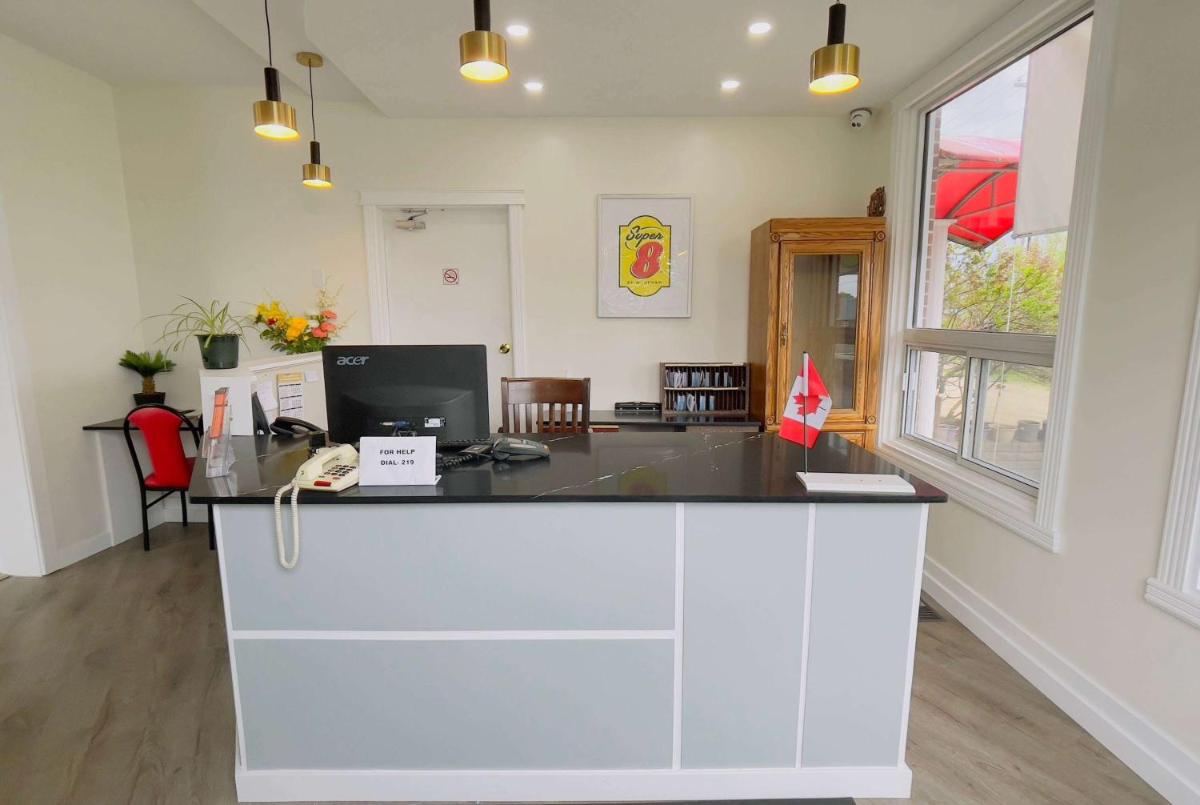 Super 8 by Wyndham Pembroke - Housity