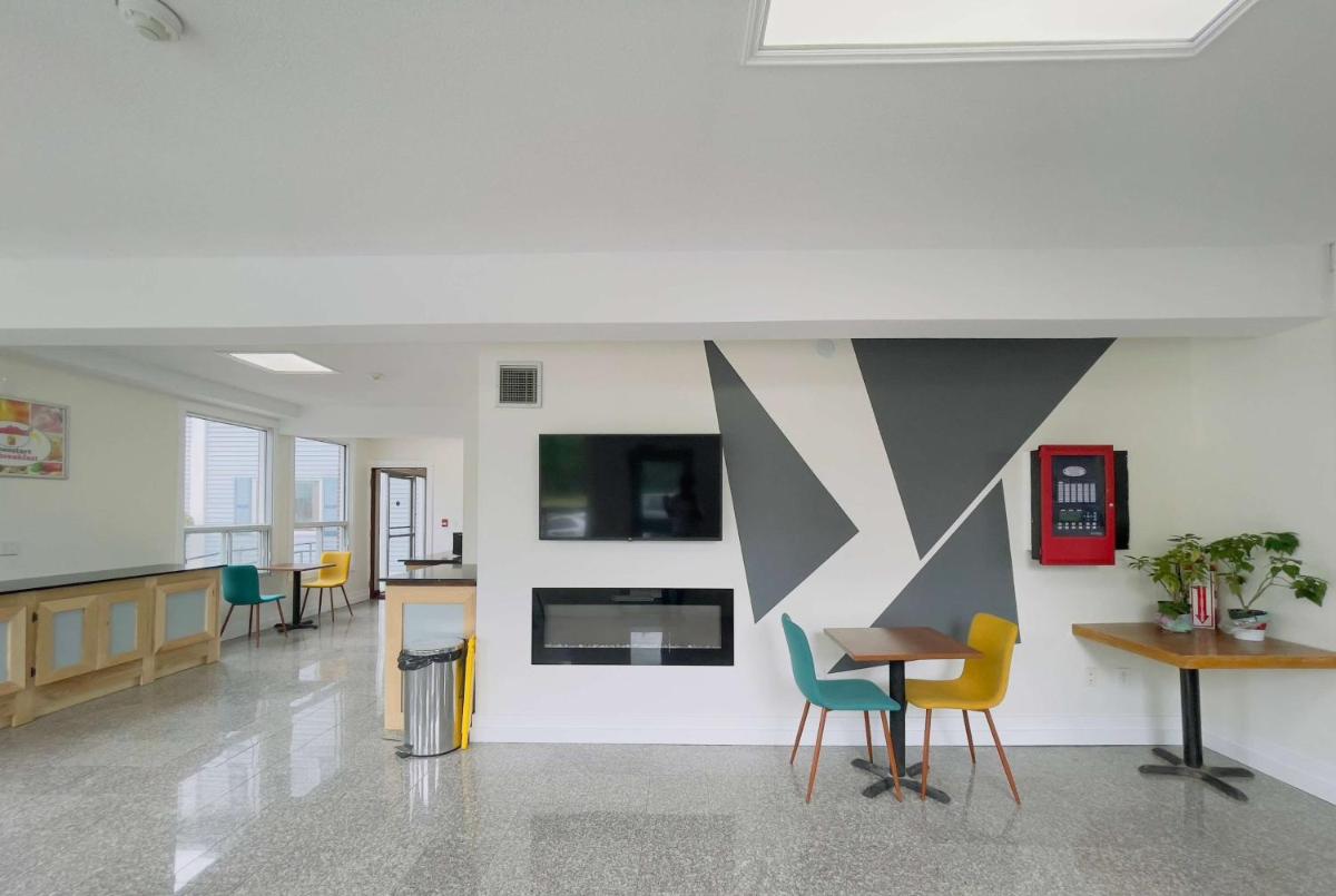 Super 8 by Wyndham Pembroke - Housity