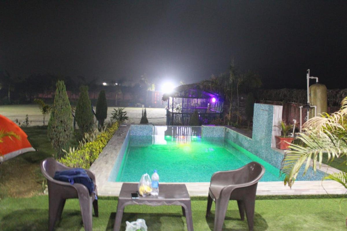RED FARMHOUSE AND POOL - Housity
