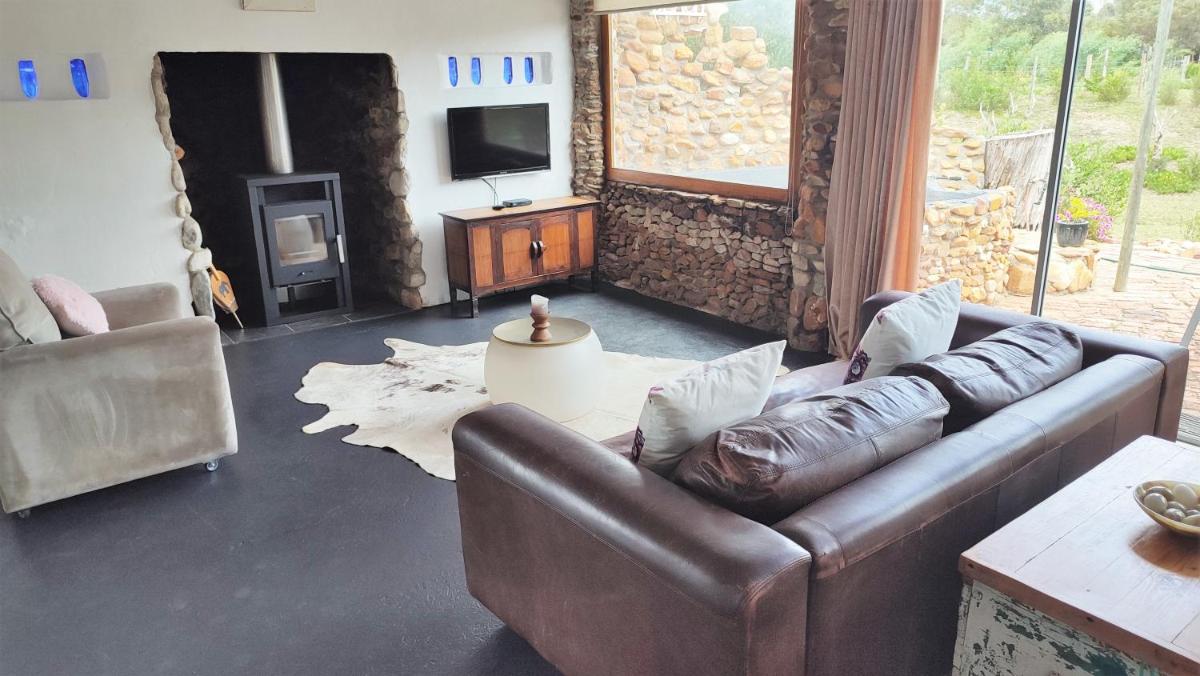 Suitetrails - The Riverstone - Romantic Hideaway by the River - loadshedding free!
