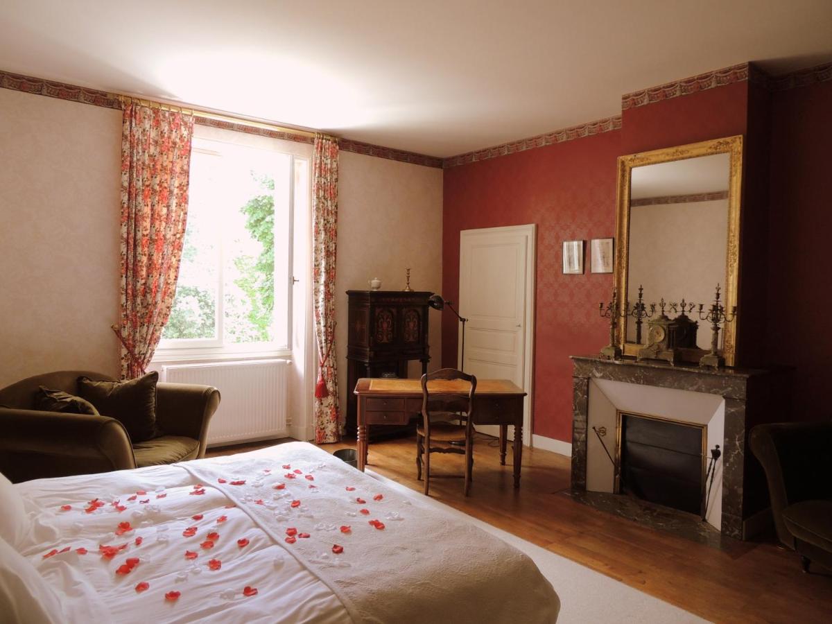 Un ou plusieurs lits dans un hébergement de l'établissement Le Domaine de Mestré, The Originals Relais