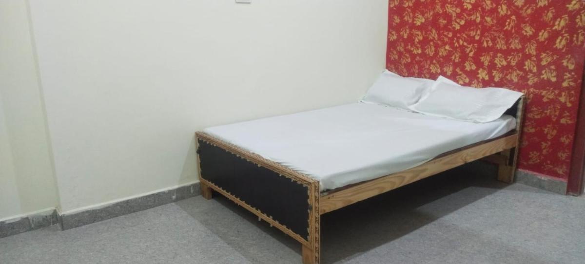 Hotel M J - Housity
