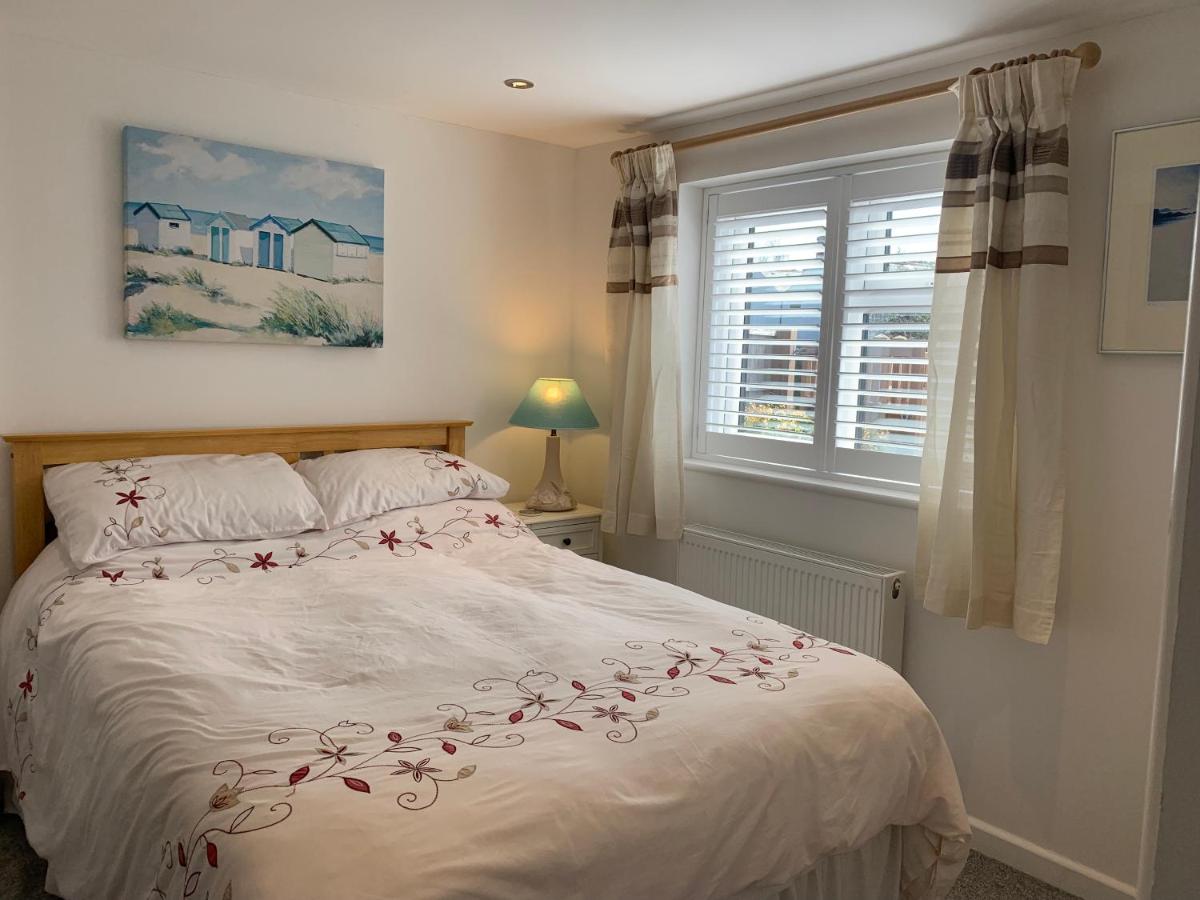 Self contained annex with bedroom bathroom sitting room and kitchenette - Housity