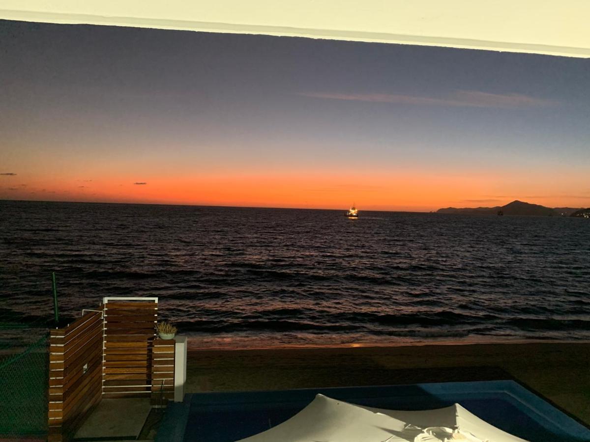 INCREIBLE DEPARTAMENTO A PIE DE PLAYA EN MANZANILLO, COMPLETAMENTE NUEVO - Housity