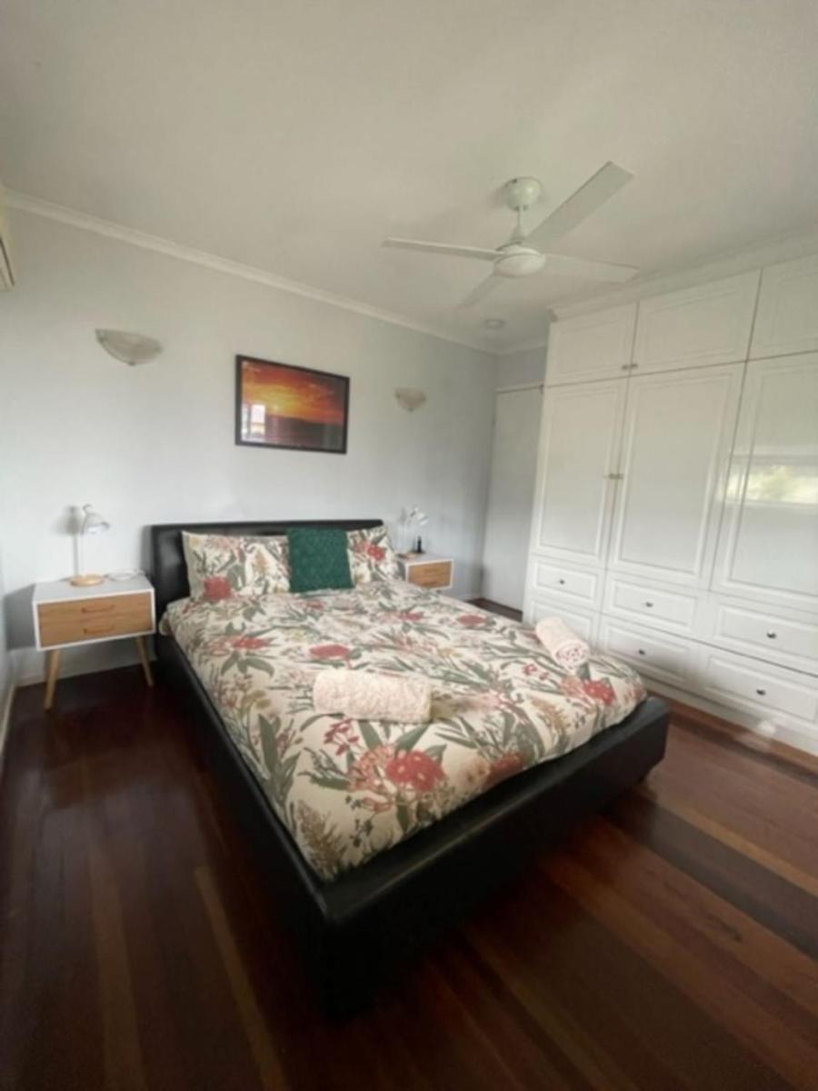 Pet Friendly Cottage in Torquay - Hervey Bay 430m or 5 min walk to dog friendly Shelly Beach - Housity