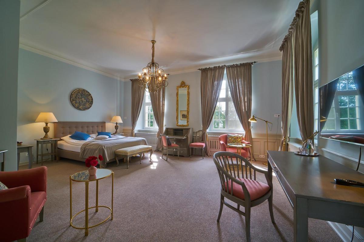 Pałac Łomnica Karkonosze - Schloss Lomnitz Riesengebirge - Housity