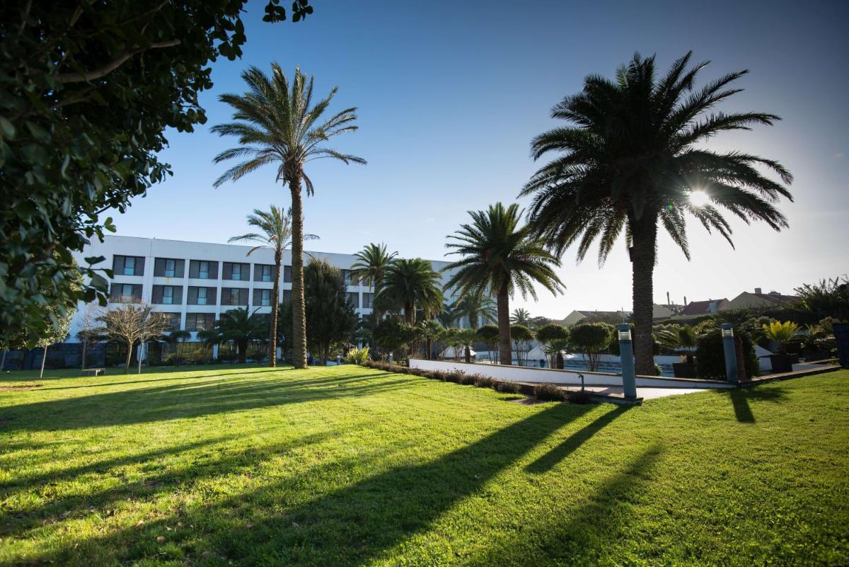 Um jardim no exterior de Azoris Royal Garden – Leisure & Conference Hotel