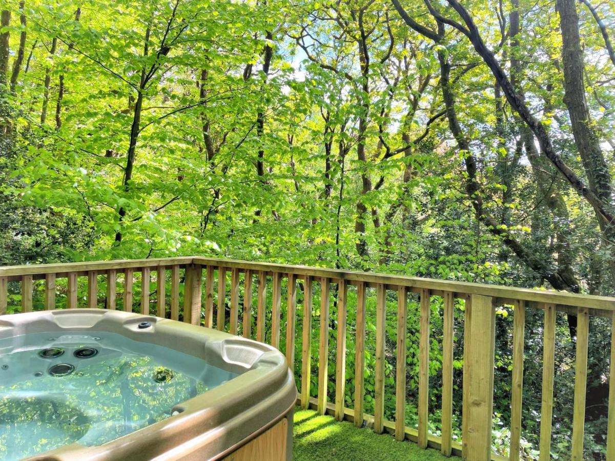 BlueStone-Hot Tub-Woodlandlodges-Pembrokeshire-Tenby - Housity