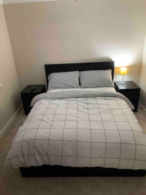 Thames River Side Townhouse - Housity