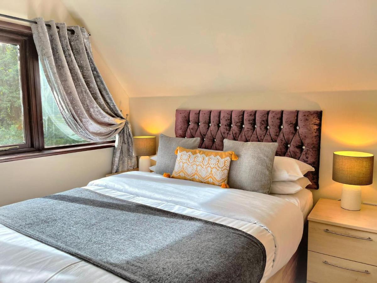 BlueBell 16-Hot Tub-Woodland Lodges-Pembrokeshire - Housity