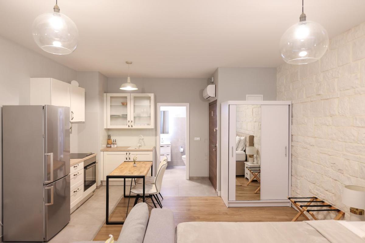 Elegance Studio Apartments - Housity