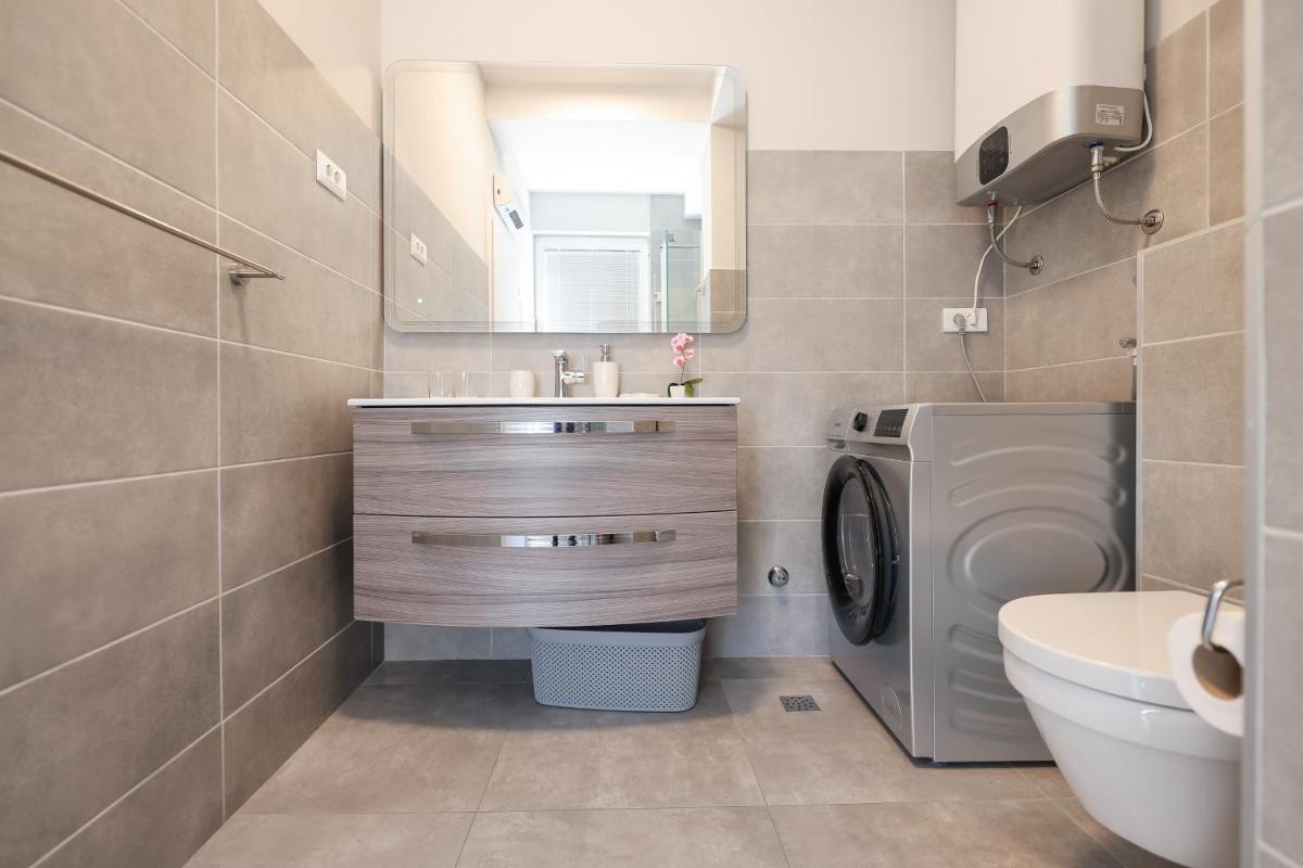 Elegance Studio Apartments - Housity