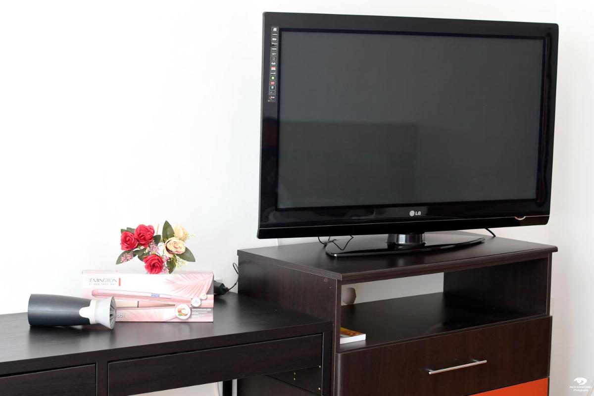 Modern semi-central 1 BR apartment, 3 parks nearby - Housity