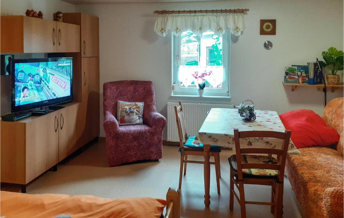 Stunning Apartment In Herrnhut Ot Ruppersdor - Housity