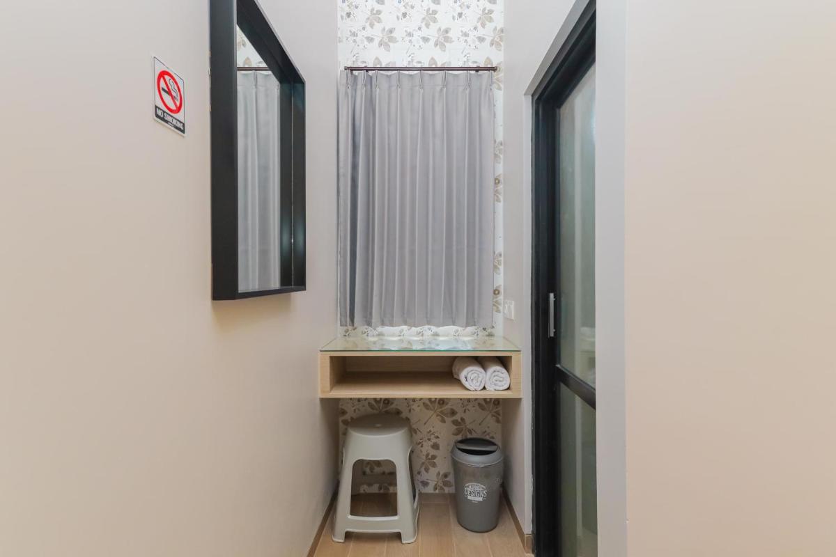 Sans Hotel Clover Ace Surabaya by RedDoorz - Housity