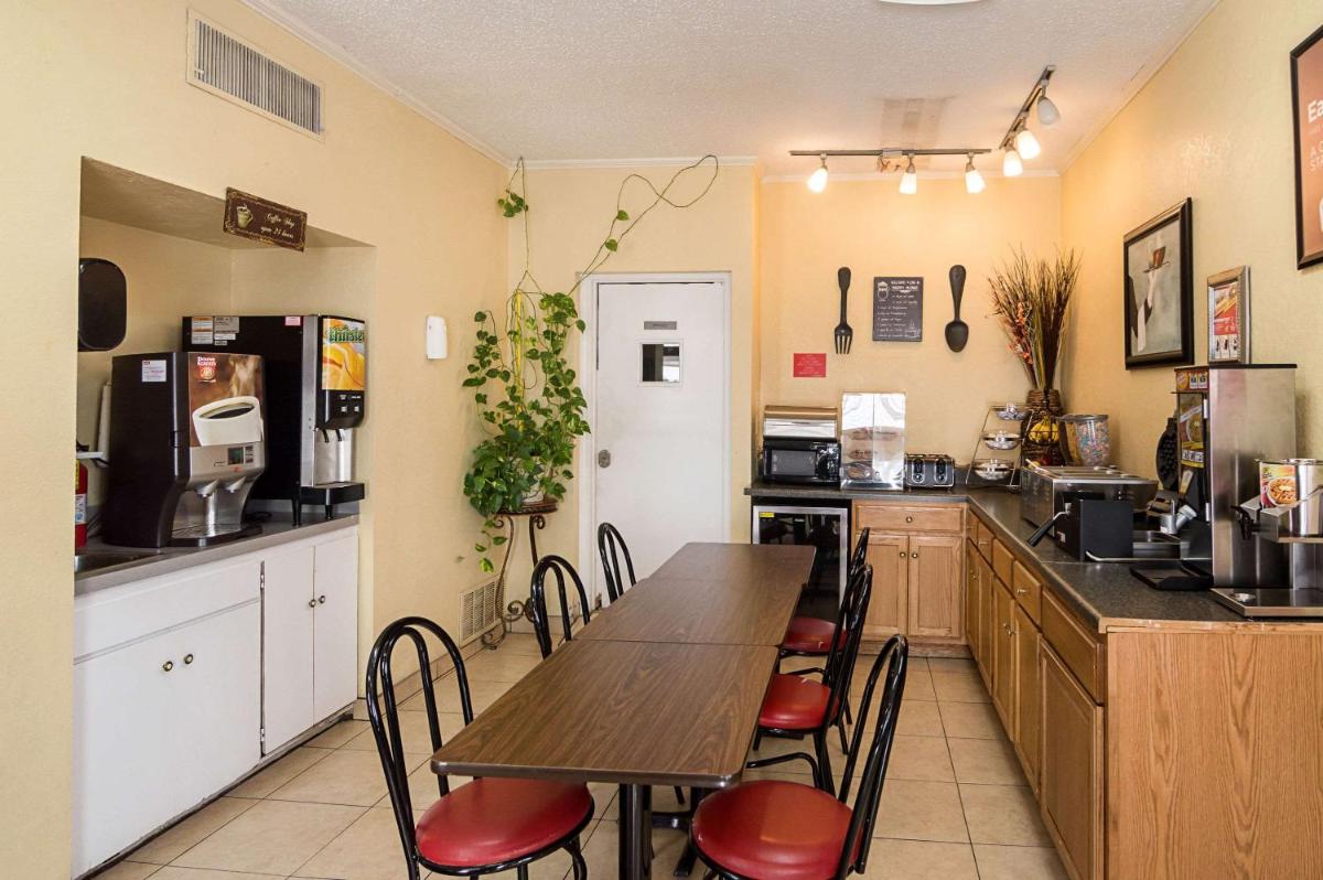 Econo Lodge Dalhart Hwy 54 - Hwy 287 - Housity