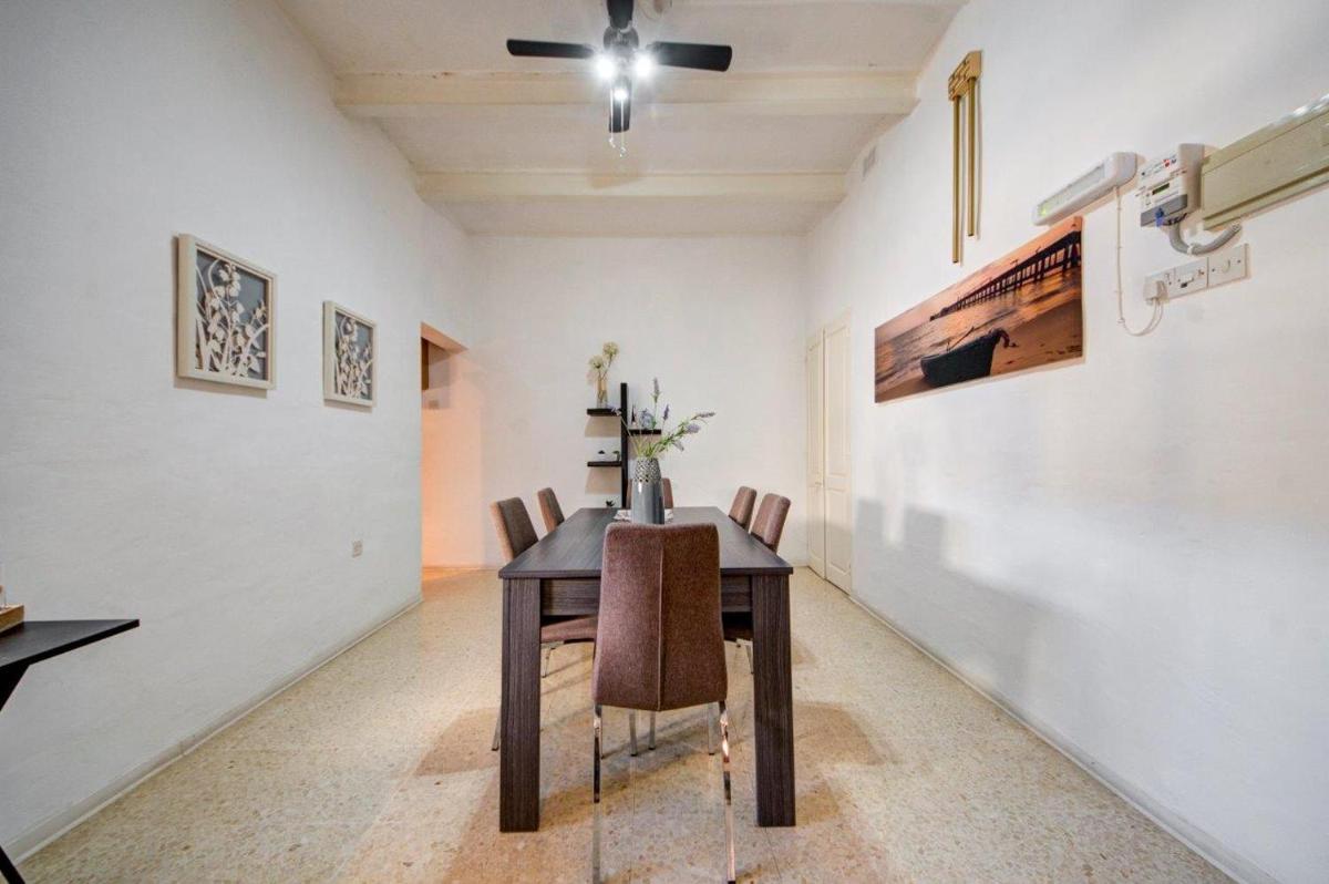 Valletta 2 bedroom sleeps 6 apartment walking distance to centre and the sea - Housity
