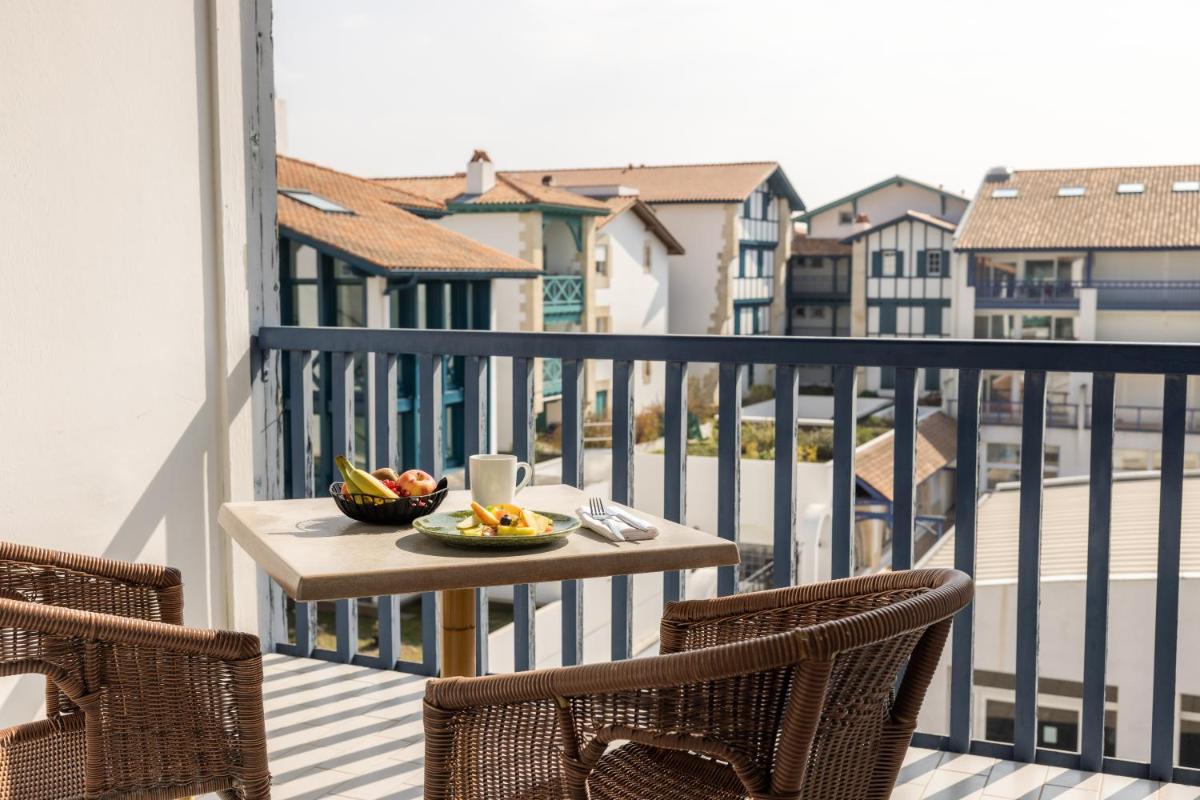 une table avec un bol de fruits sur un balcon dans l'établissement Hôtel Serge Blanco - Relais Thalasso & Spa, à Hendaye