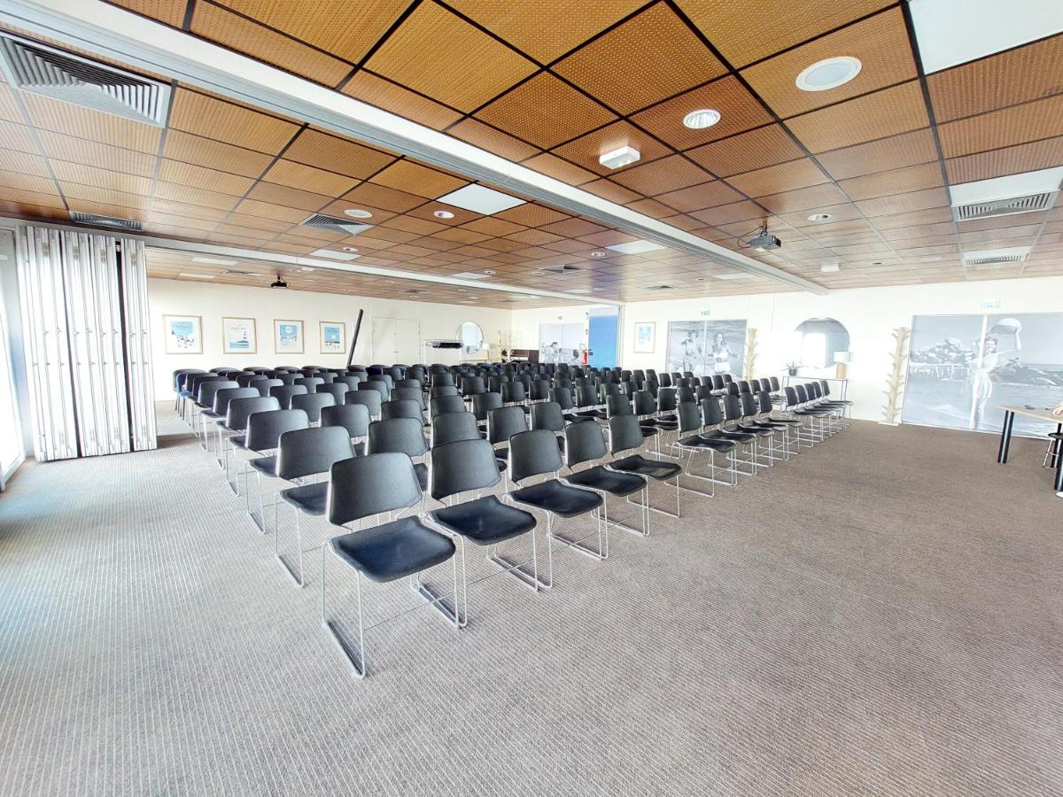 une salle de classe avec rangées de chaises dans l'établissement Hôtel Serge Blanco - Relais Thalasso & Spa, à Hendaye 60 autres photos