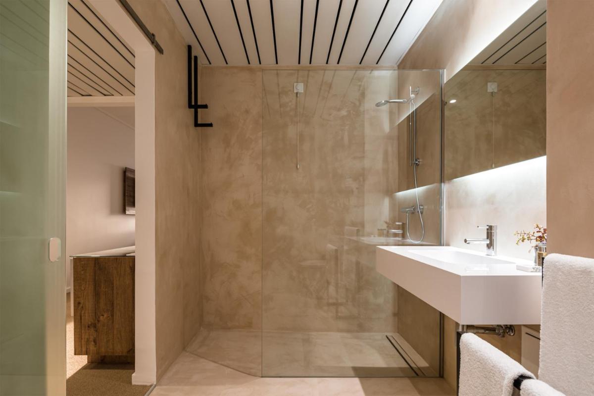um banheiro com pia e chuveiro em Lamego Hotel & Life em Lamego