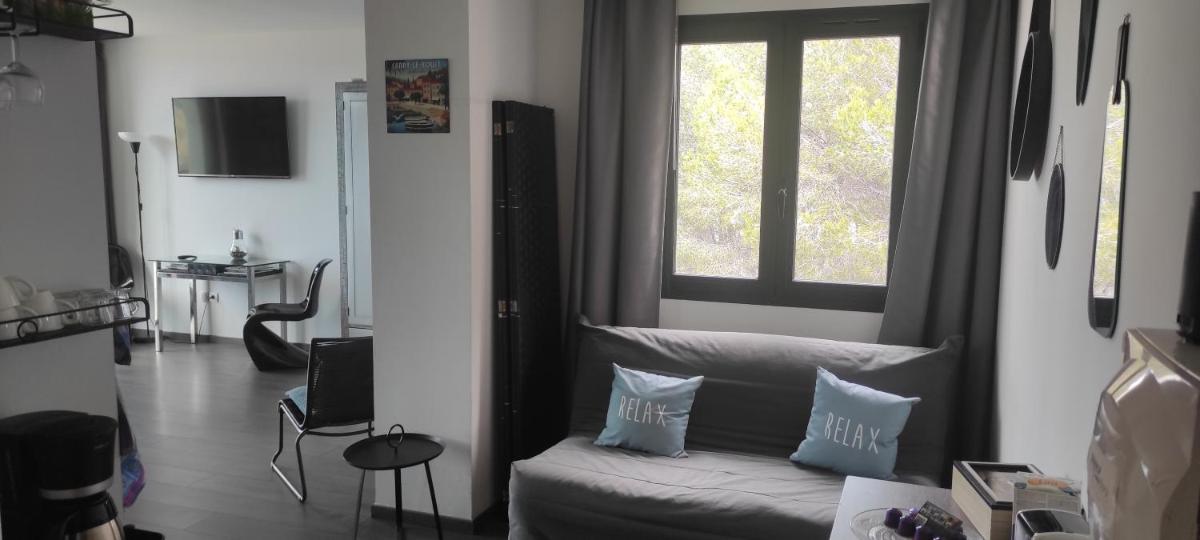 grand studio terrasse de standing, pleine vue village et proche mer - Housity