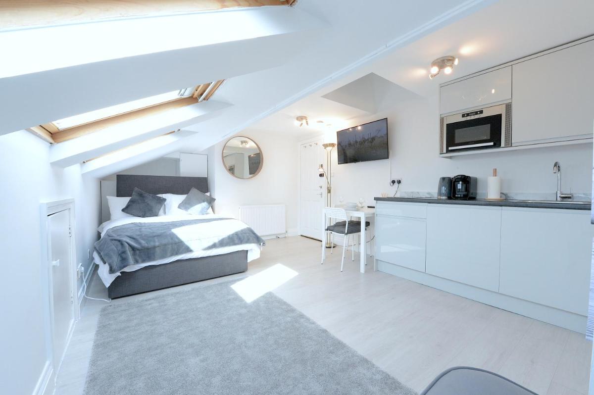 London Studios Very Close to Central Line Underground Shepherds Bush and Westfield Newly Refurbished - Housity
