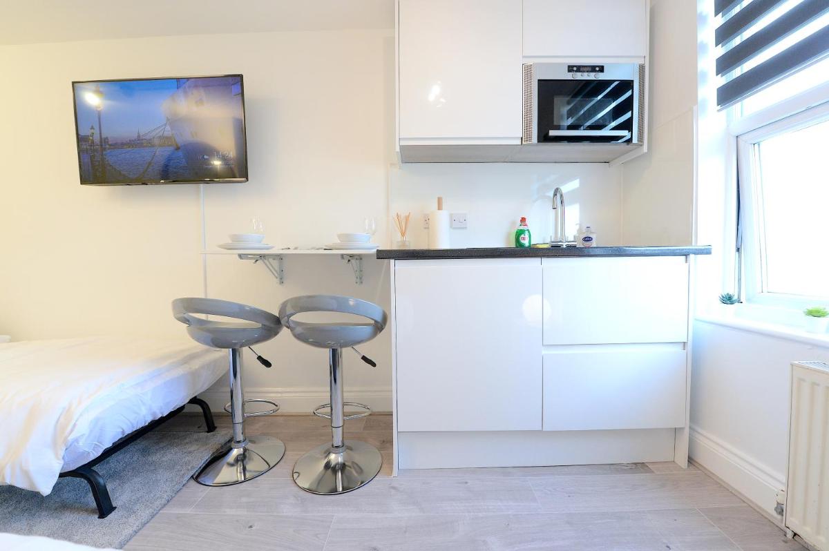 London Studios Very Close to Central Line Underground Shepherds Bush and Westfield Newly Refurbished - Housity