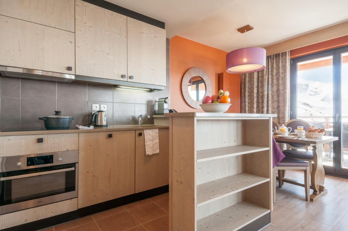 Cuisine ou kitchenette dans l'établissement Résidence Pierre & Vacances Premium L'Amara