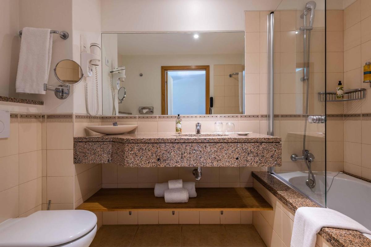Uma casa de banho em Vale d'Oliveiras Quinta Resort & Spa