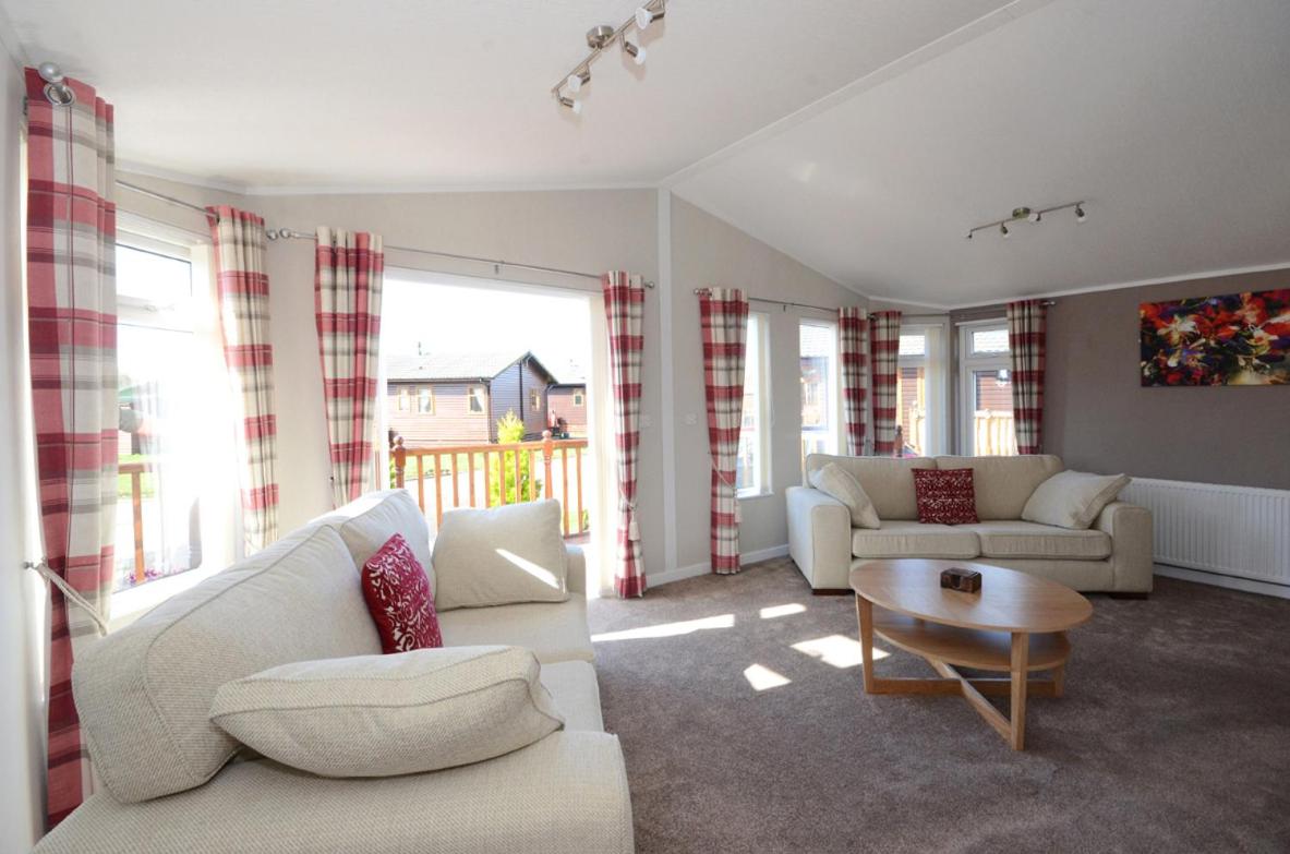 Ryedale Lodge with Hot Tub - Housity