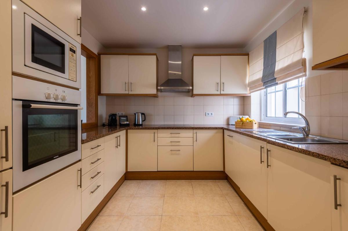A cozinha ou kitchenette de Vale d'Oliveiras Quinta Resort & Spa