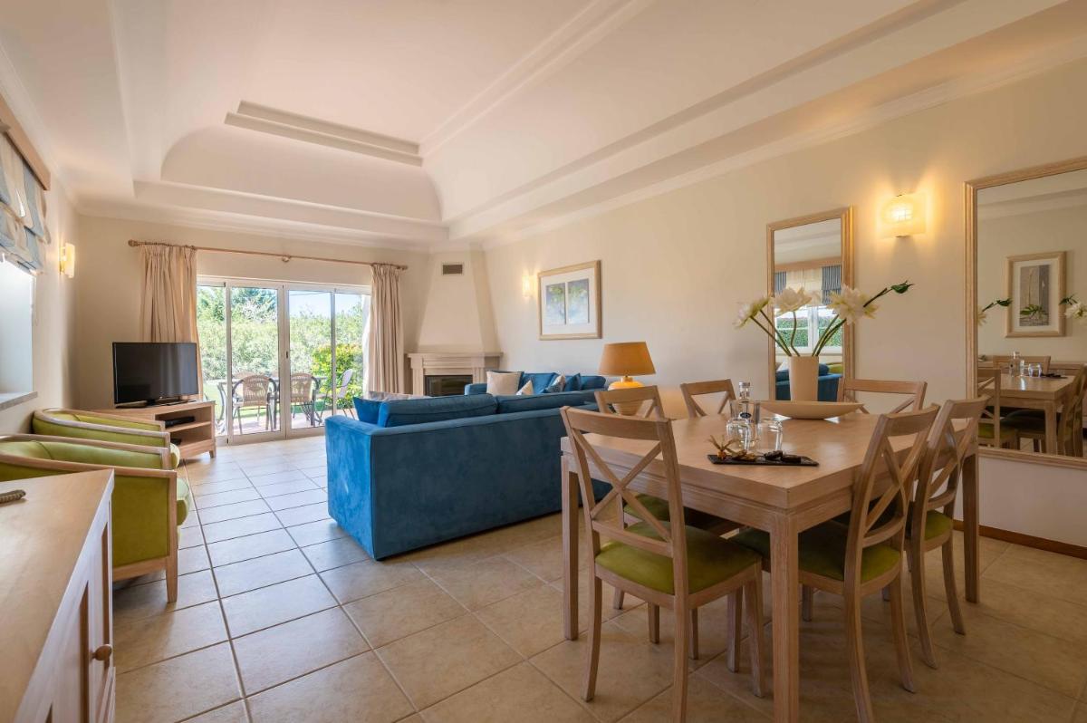 Uma televisão e/ou sistema de entretenimento em Vale d'Oliveiras Quinta Resort & Spa