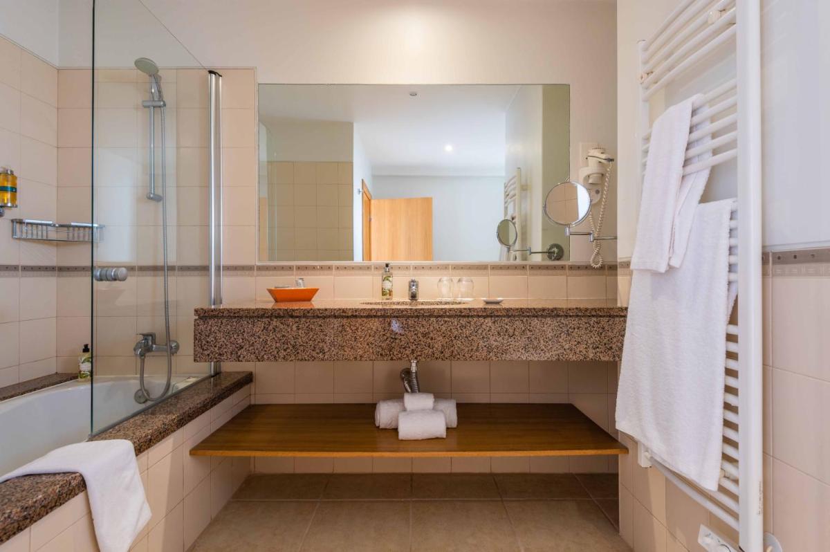 Uma casa de banho em Vale d'Oliveiras Quinta Resort & Spa