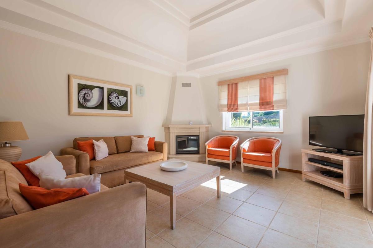 Uma televisão e/ou sistema de entretenimento em Vale d'Oliveiras Quinta Resort & Spa