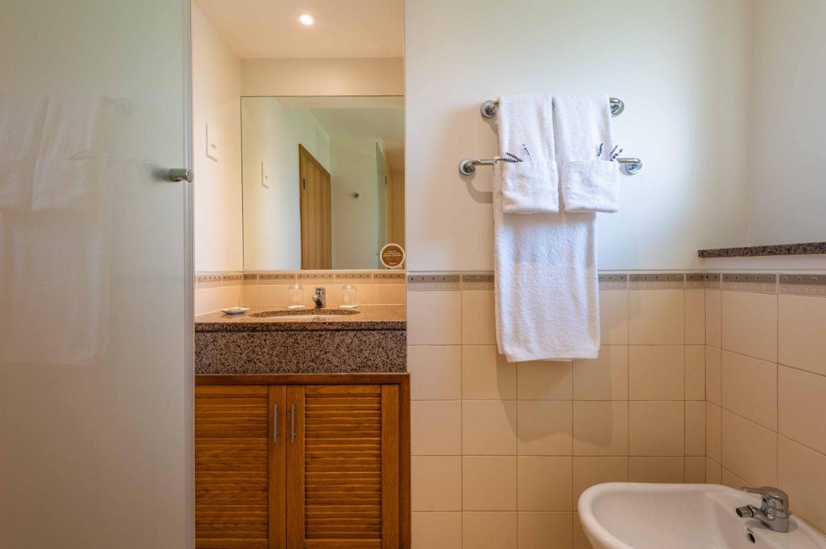 Uma casa de banho em Vale d'Oliveiras Quinta Resort & Spa