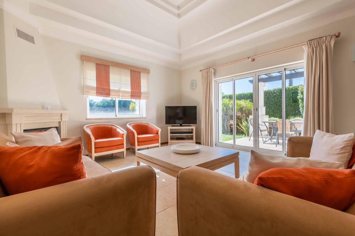 Uma televisão e/ou sistema de entretenimento em Vale d'Oliveiras Quinta Resort & Spa