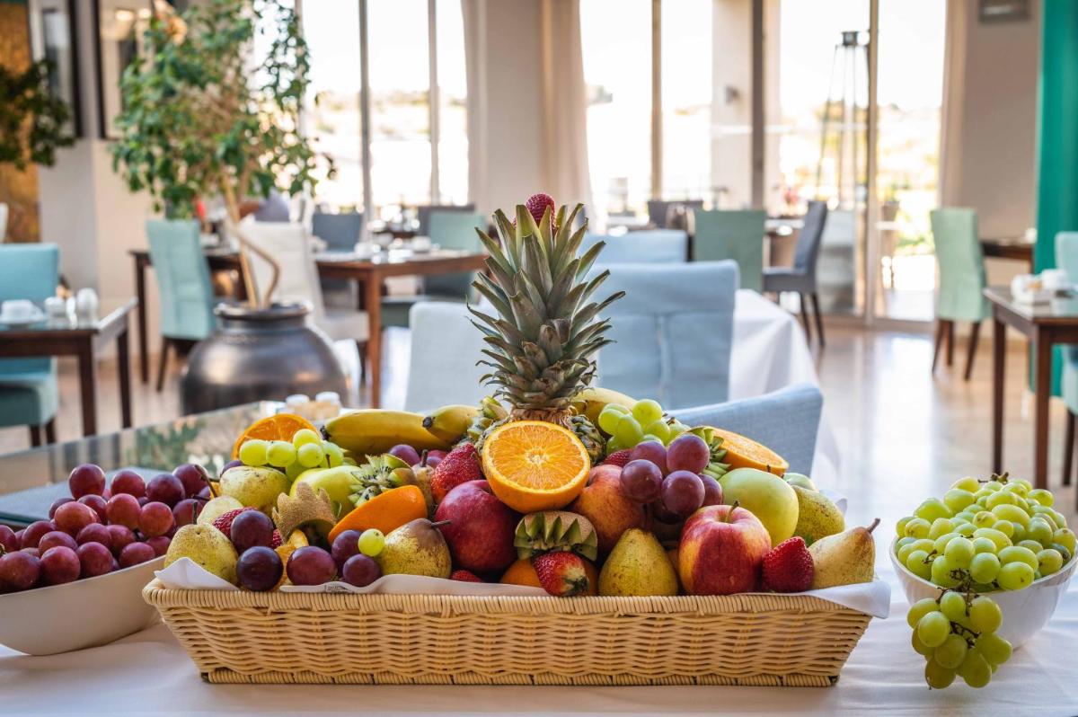 um cesto de fruta sentado numa mesa em Vale d'Oliveiras Quinta Resort & Spa em Carvoeiro mais 65 fotografias