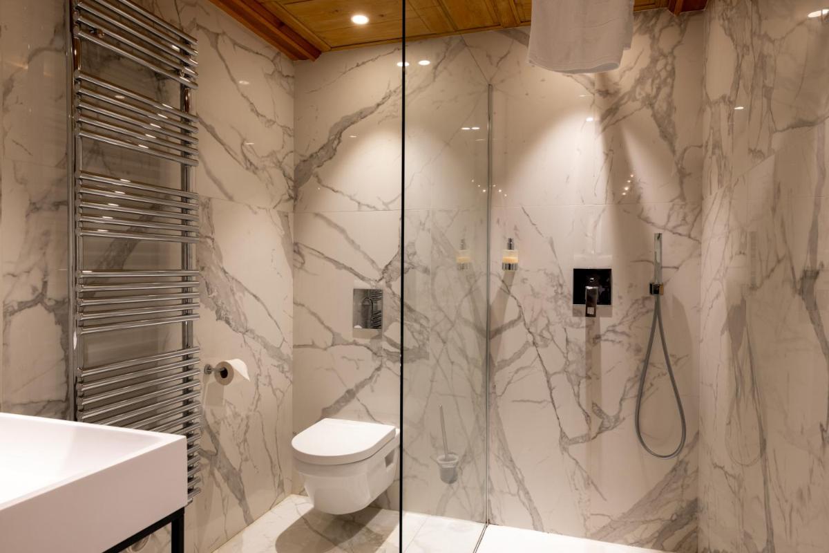 Salle de bains dans l'établissement Hôtel La Garenne