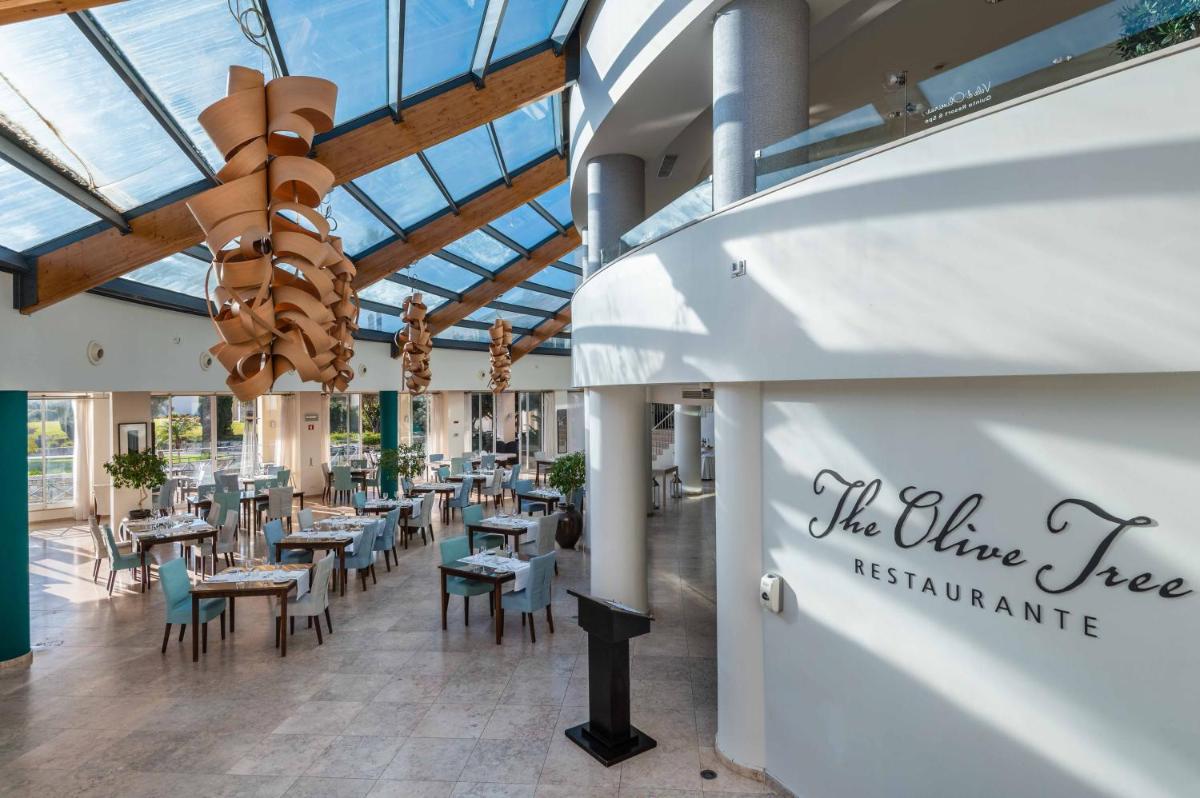 Um restaurante ou outro lugar para comer em Vale d'Oliveiras Quinta Resort & Spa