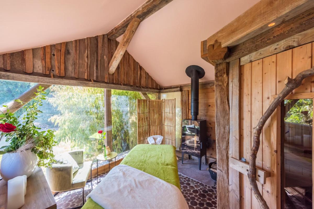Coin salon dans l'établissement Hôtel La Garenne