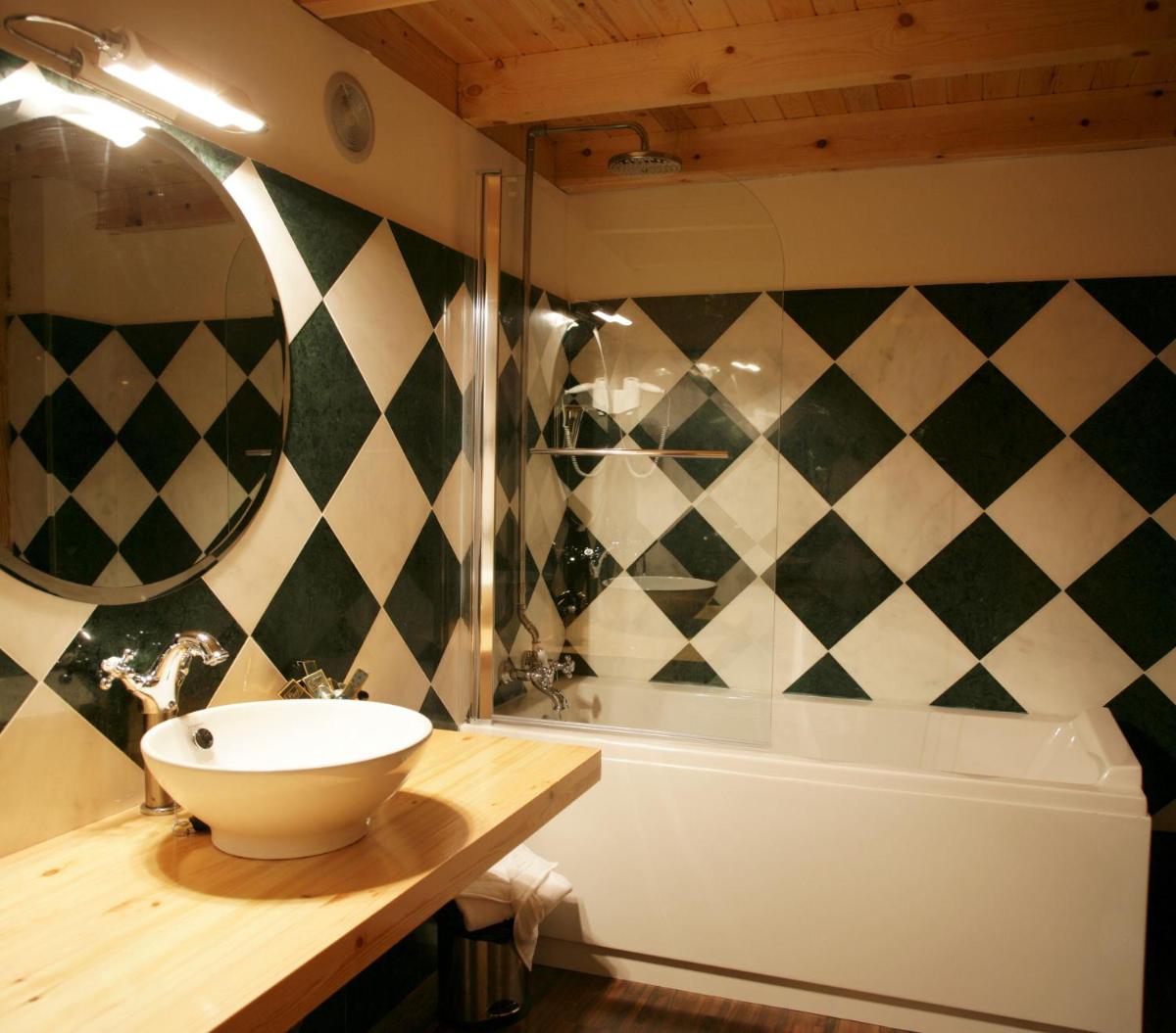 Un baño de Hotel Balneario La Hermida