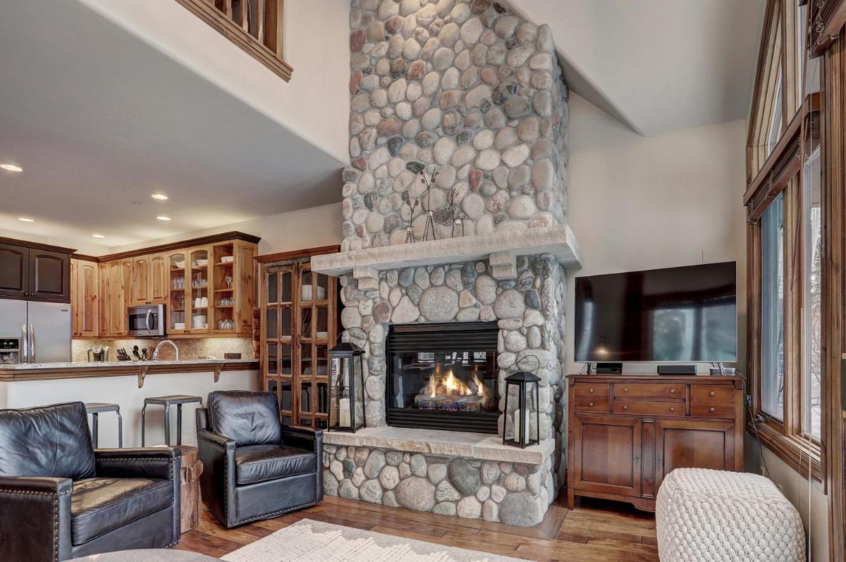High Ceilings, Natural Light- 3 Bedroom Arrowhead Village Condo - Housity