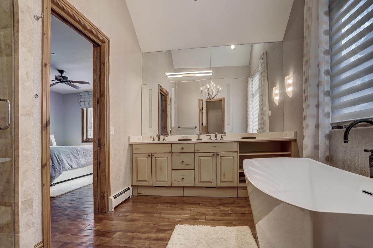 High Ceilings, Natural Light- 3 Bedroom Arrowhead Village Condo - Housity