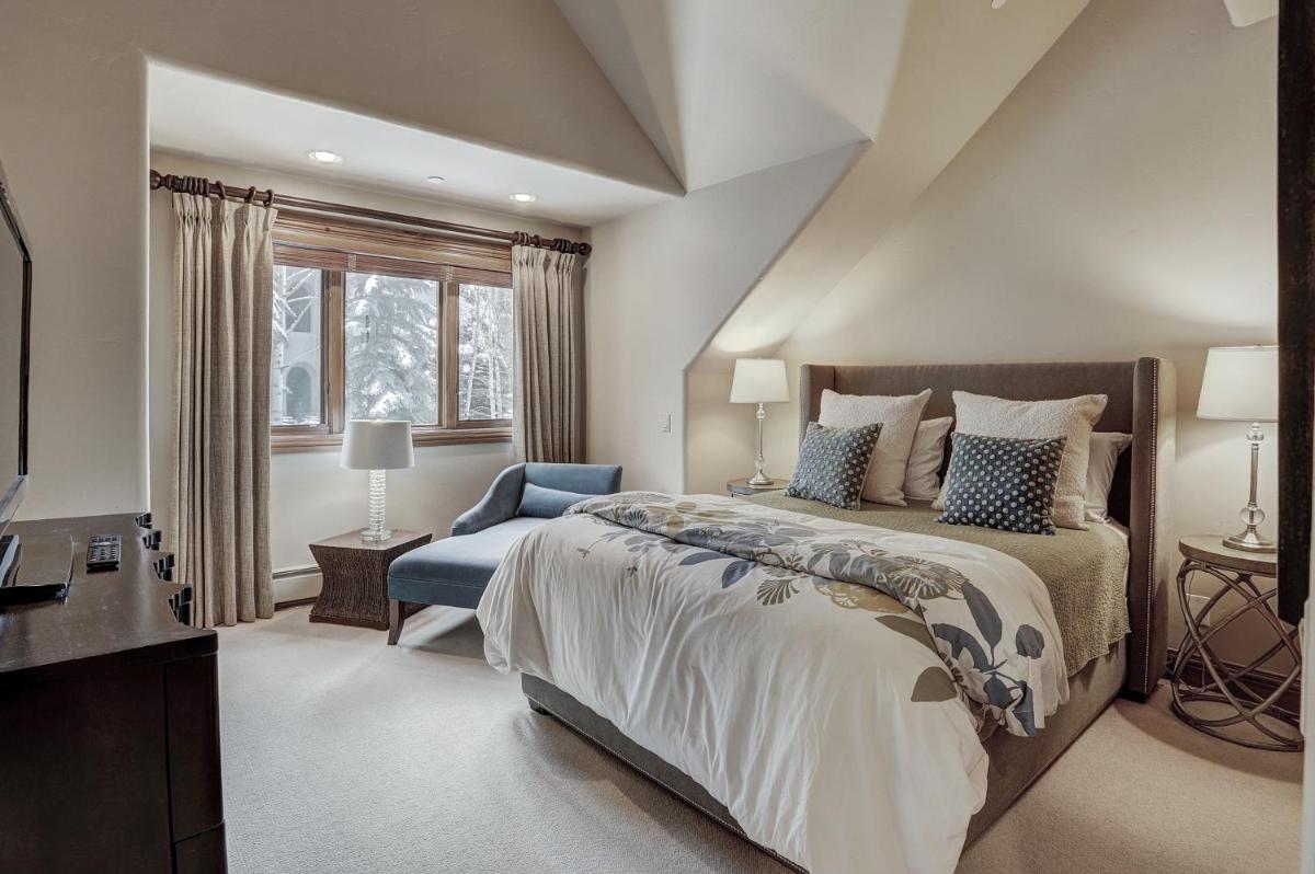 High Ceilings, Natural Light- 3 Bedroom Arrowhead Village Condo - Housity