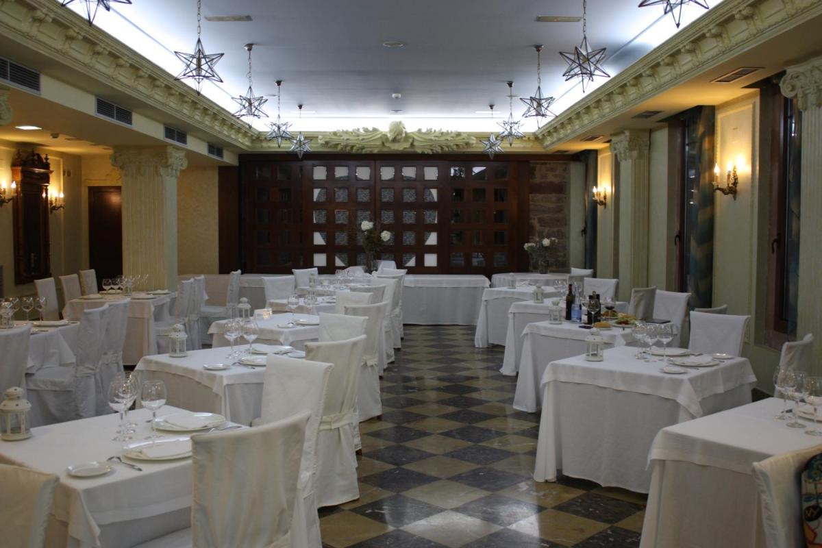 Un restaurante o sitio para comer en Hotel Balneario La Hermida