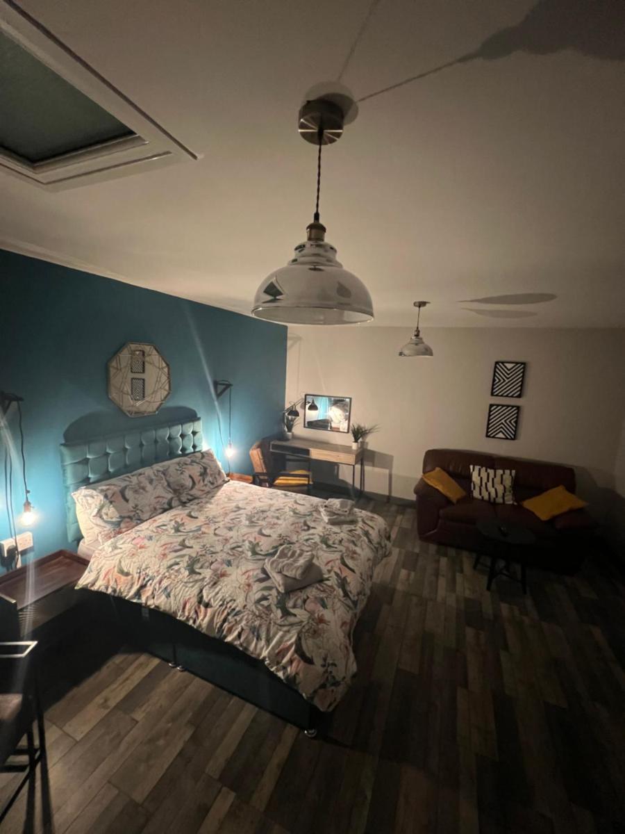 Hidden Gem - 1 Bedroom Studio - Right in the Town Center - Tucked away from the noise! 2 Minutes from Train Station! - Housity