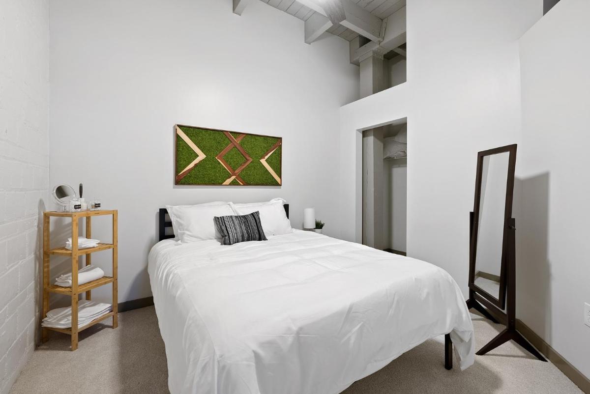 Industrial Loft Apartments in the Beautiful Superior Building Minutes from FirstEnergy Stadium 303 - Housity