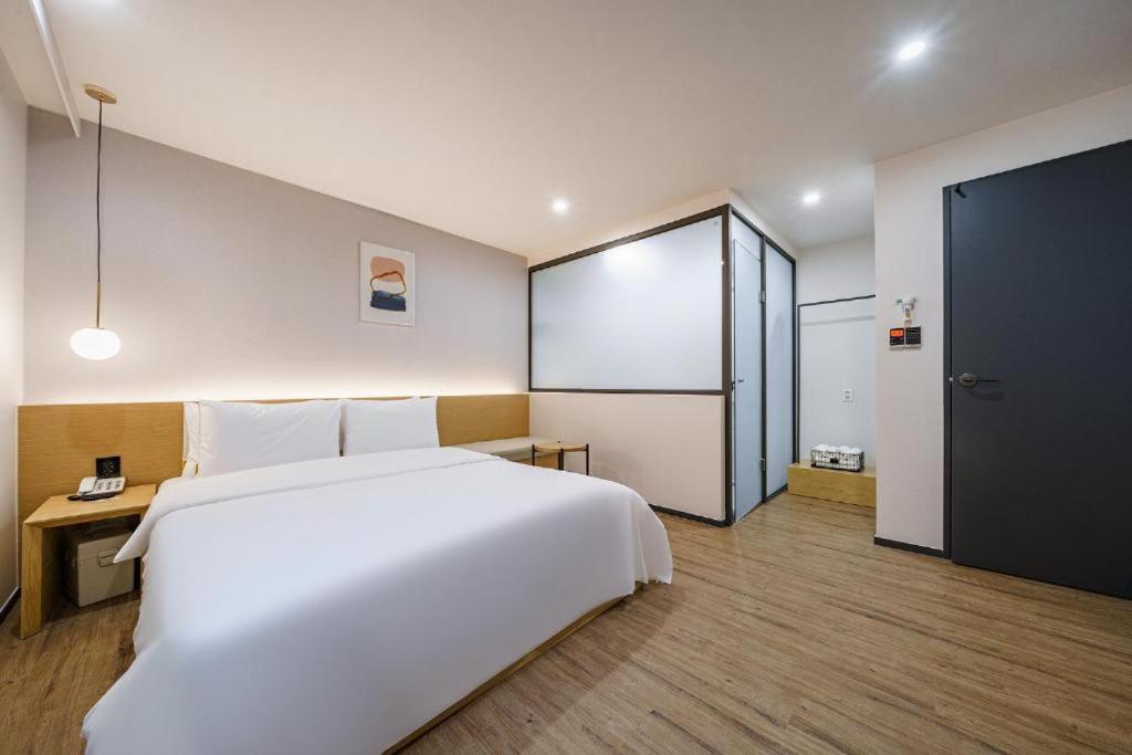 Hotel Yaja Changwon Myeongseo - Housity