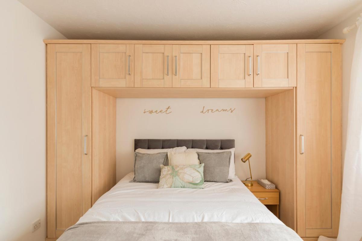 Surrey Stays - 2 Bedroom House, RH1, Contractors Welcome, Sleeps 5 max, 2 Parking Spaces, Near Town Centre, Train Station and Gatwick Airport - Housity