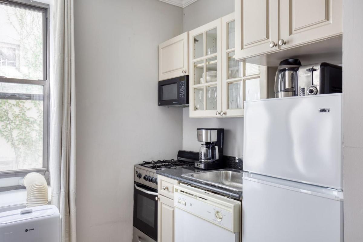 East Village 1br w wd nr Stuyvesant Park NYC-923 - Housity